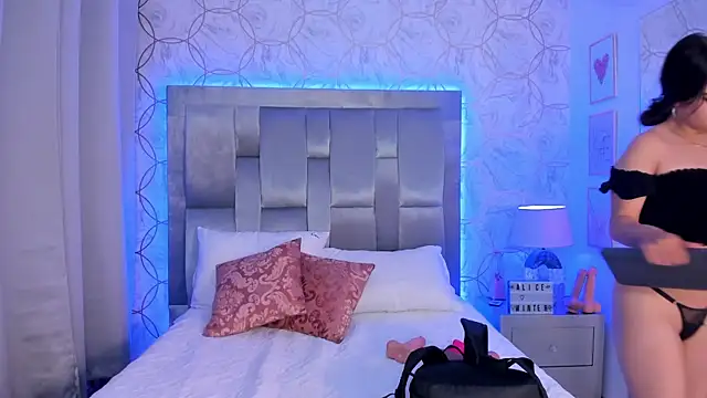 Snapshot of AlliceWinter chatting on 10/22/25, 11:43 AlliceWinter online show from 10/22/25, 11:43