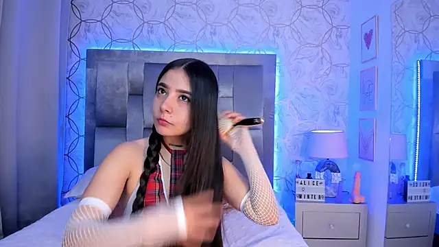 Snapshot of AlliceWinter chatting on 10/25/25, 12:34 AlliceWinter online show from 10/25/25, 12:34