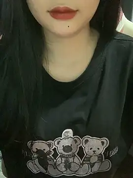 Snapshot of Linhtruong_ chatting on 11/13/25, 04:44 Linhtruong online show from 11/13/25, 04:44