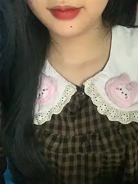 Snapshot of Linhtruong_ chatting on 11/18/25, 04:28 Linhtruong online show from 11/18/25, 04:28