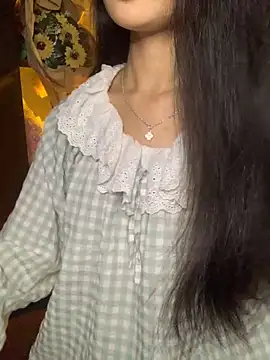 Snapshot of Nhinhi18 chatting on 11/08/25, 03:23 Nhinhi18 online show from 11/08/25, 03:23