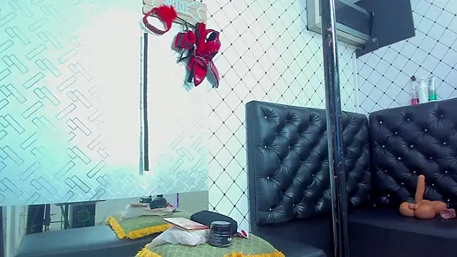 Snapshot of EMMA_SANTANA chatting on 10/15/25, 07:47 EMMA SANTANA online show from 10/15/25, 07:47