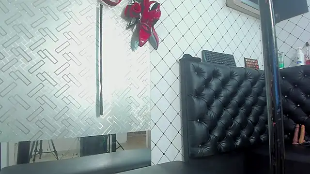 Snapshot of EMMA_SANTANA chatting on 10/18/25, 07:47 EMMA SANTANA online show from 10/18/25, 07:47