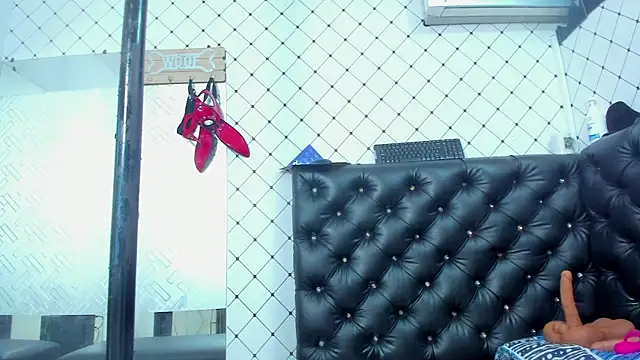 Snapshot of EMMA_SANTANA chatting on 11/15/25, 07:43 EMMA SANTANA online show from 11/15/25, 07:43