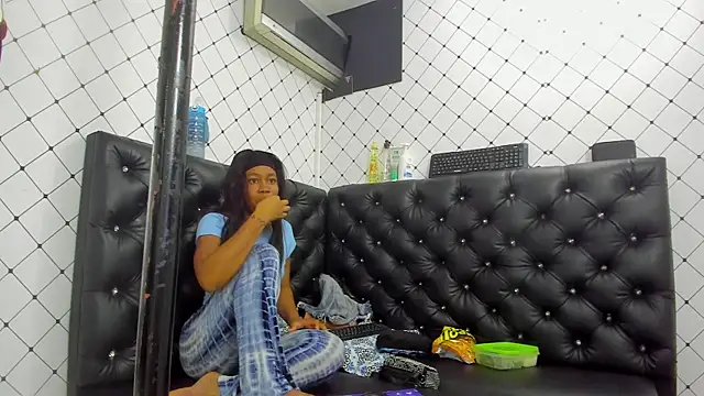 Snapshot of EMMA_SANTANA chatting on 11/18/25, 07:40 EMMA SANTANA online show from 11/18/25, 07:40