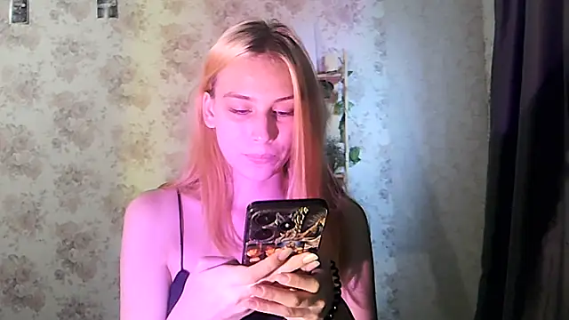 Snapshot of ClaireLaSweet chatting on 10/04/25, 03:48 ClaireLaSweet online show from 10/04/25, 03:48