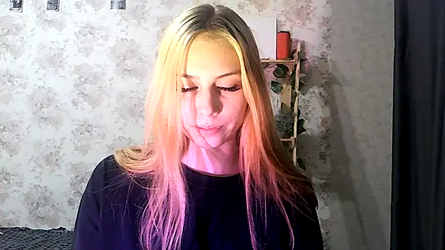 Snapshot of ClaireLaSweet chatting on 10/20/25, 10:27 ClaireLaSweet online show from 10/20/25, 10:27