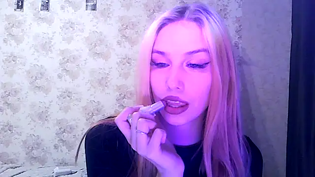 Snapshot of ClaireLaSweet chatting on 10/25/25, 08:11 ClaireLaSweet online show from 10/25/25, 08:11