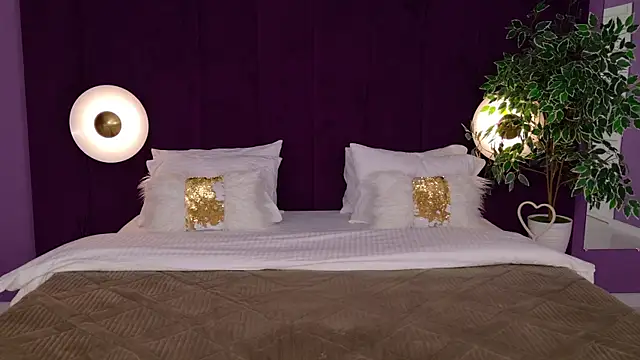 NoraHaynes online show from 11/17/25, 03:12