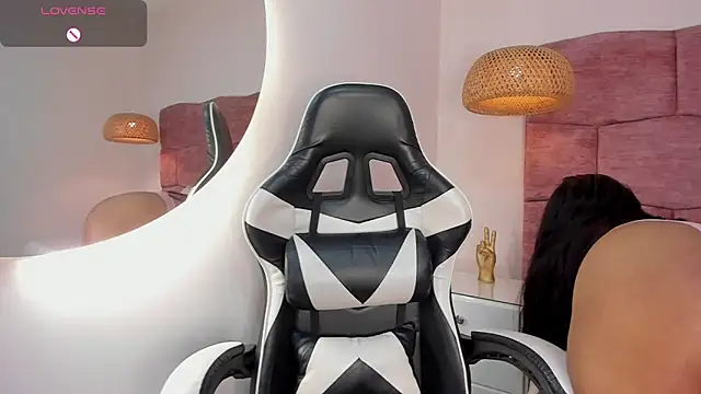 Snapshot of dani_velvet chatting on 10/30/25, 04:03 dani velvet online show from 10/30/25, 04:03