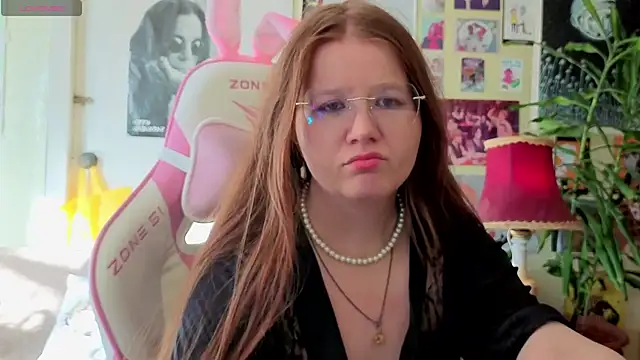 Snapshot of Sienna-Cow chatting on 10/12/25, 11:42 Sienna-Cow online show from 10/12/25, 11:42