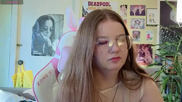 Snapshot of Sienna-Cow chatting on 10/19/25, 12:28 Sienna-Cow online show from 10/19/25, 12:28