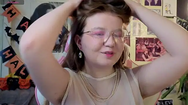 Snapshot of Sienna-Cow chatting on 10/29/25, 11:45 Sienna-Cow online show from 10/29/25, 11:45