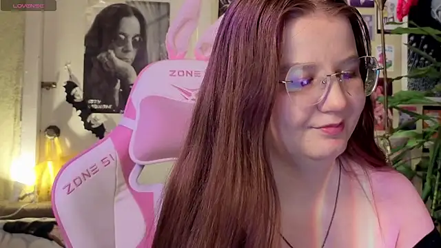 Snapshot of Sienna-Cow chatting on 11/07/25, 01:33 Sienna-Cow online show from 11/07/25, 01:33