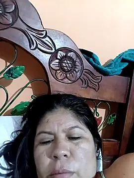 Snapshot of hotmom33 chatting on 10/15/25, 10:04 hotmom33 online show from 10/15/25, 10:04