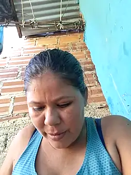 Snapshot of hotmom33 chatting on 10/26/25, 03:18 hotmom33 online show from 10/26/25, 03:18