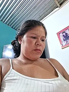 Snapshot of hotmom33 chatting on 11/06/25, 11:11 hotmom33 online show from 11/06/25, 11:11