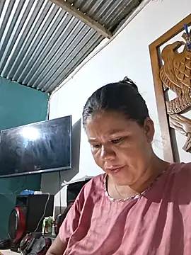 Snapshot of hotmom33 chatting on 11/07/25, 10:37 hotmom33 online show from 11/07/25, 10:37