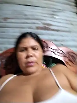 Snapshot of hotmom33 chatting on 11/29/25, 02:25 hotmom33 online show from 11/29/25, 02:25