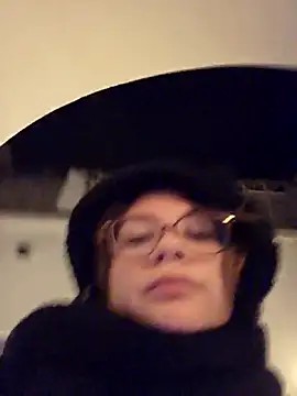 Snapshot of MaeNoir chatting on 10/13/25, 09:04 MaeNoir online show from 10/13/25, 09:04