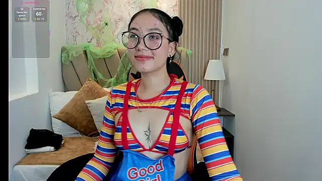 Yuna  Min online show from 10/17/25, 08:00