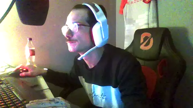 Snapshot of Dikklauss chatting on 10/13/25, 06:19 Dikklauss online show from 10/13/25, 06:19