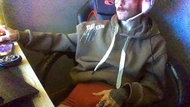 Snapshot of Dikklauss chatting on 10/19/25, 10:32 Dikklauss online show from 10/19/25, 10:32