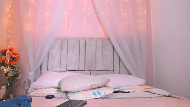 Rachellcooperrr online show from 10/19/25, 10:43