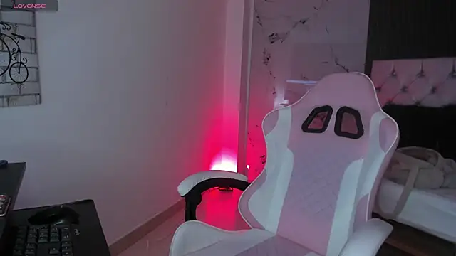 Snapshot of chloesagee chatting on 10/06/25, 10:18 chloesagee online show from 10/06/25, 10:18