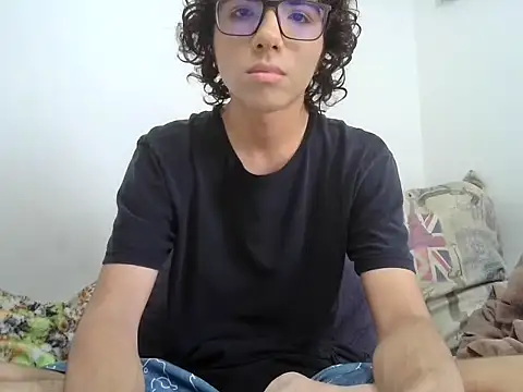 Snapshot of BBoyLatino0 chatting on 10/10/25, 06:07 BBoyLatino0 online show from 10/10/25, 06:07
