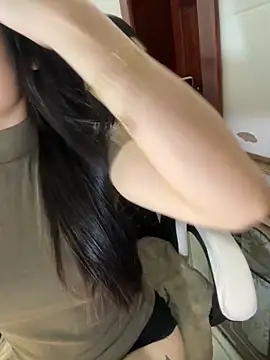 Snapshot of Hanh_Luxii chatting on 10/11/25, 03:28 Hanh Luxii online show from 10/11/25, 03:28