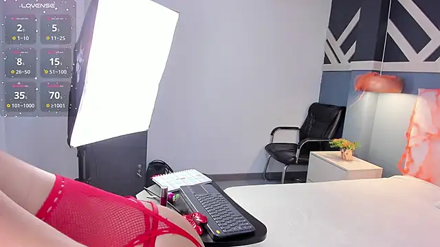 Snapshot of EmilyZahar chatting on 10/10/25, 11:53 EmilyZahar online show from 10/10/25, 11:53