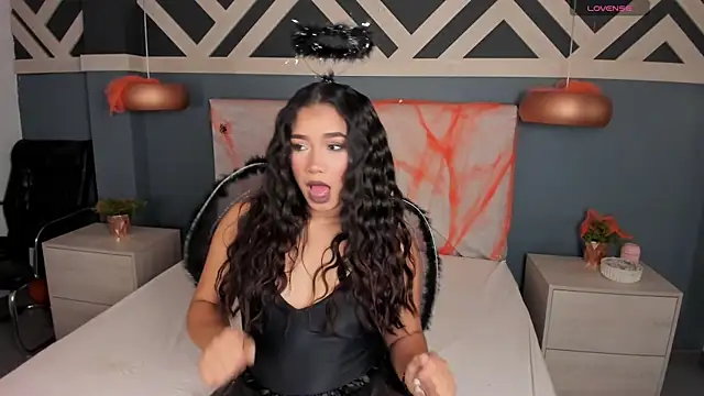 Snapshot of EmilyZahar chatting on 10/31/25, 11:55 EmilyZahar online show from 10/31/25, 11:55