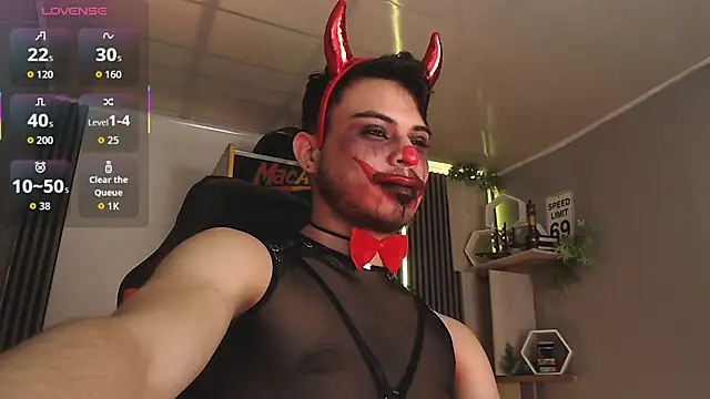 Snapshot of Bastian_MCcormick chatting on 10/31/25, 01:01 Bastian MCcormick online show from 10/31/25, 01:01