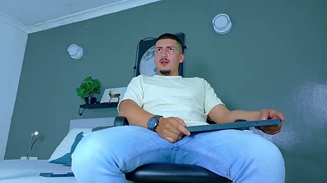 MrFox   online show from 11/18/25, 07:40