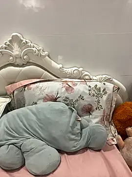 Beiiu 18 online show from 10/31/25, 08:10