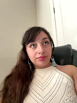 Snapshot of CharmingMaddie chatting on 10/31/25, 03:57 CharmingMaddie online show from 10/31/25, 03:57