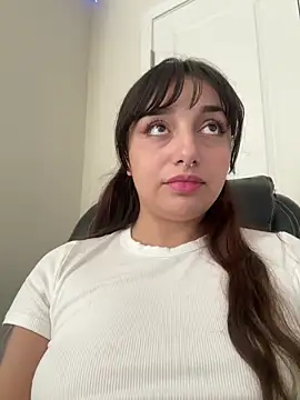 Snapshot of CharmingMaddie chatting on 11/11/25, 04:29 CharmingMaddie online show from 11/11/25, 04:29