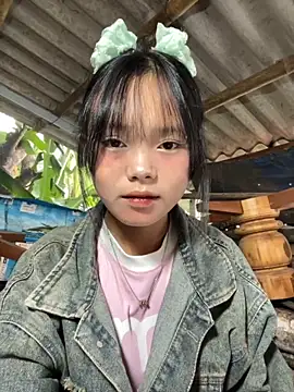 Snapshot of AdamLazis chatting on 10/25/25, 01:24 AdamLazis online show from 10/25/25, 01:24