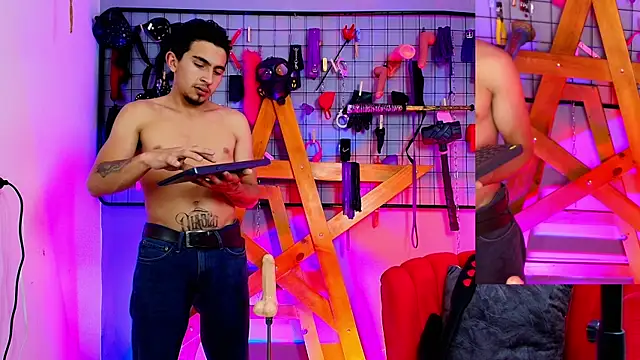 Snapshot of Massteer_dannlook_bdsm chatting on 10/16/25, 07:48 Massteer dannlook bdsm online show from 10/16/25, 07:48