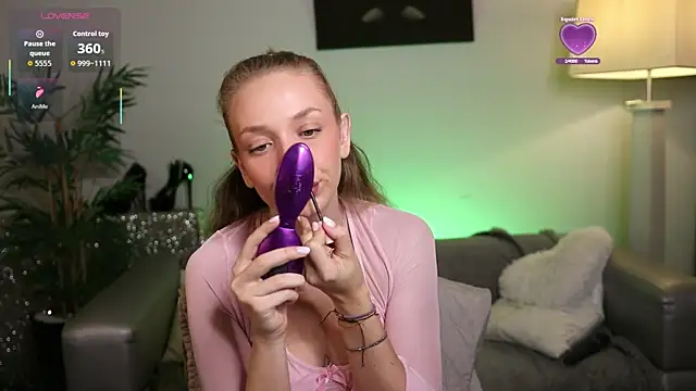 NovaHollisx online show from 11/14/25, 05:39