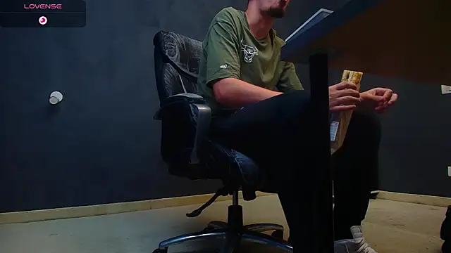 Snapshot of EnzoRace chatting on 10/06/25, 04:54 EnzoRace online show from 10/06/25, 04:54