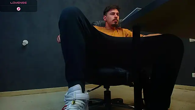 Snapshot of EnzoRace chatting on 10/08/25, 05:27 EnzoRace online show from 10/08/25, 05:27