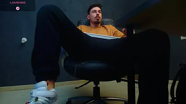 Snapshot of EnzoRace chatting on 10/09/25, 05:27 EnzoRace online show from 10/09/25, 05:27