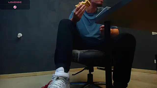 Snapshot of EnzoRace chatting on 10/10/25, 05:28 EnzoRace online show from 10/10/25, 05:28