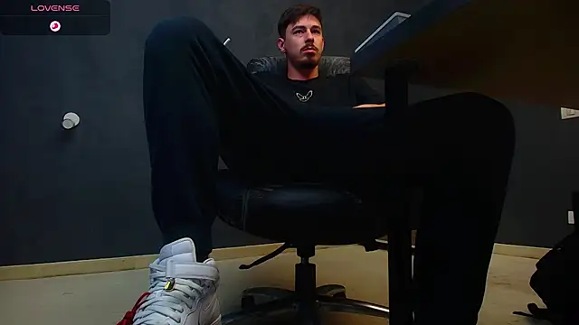 Snapshot of EnzoRace chatting on 10/11/25, 05:17 EnzoRace online show from 10/11/25, 05:17