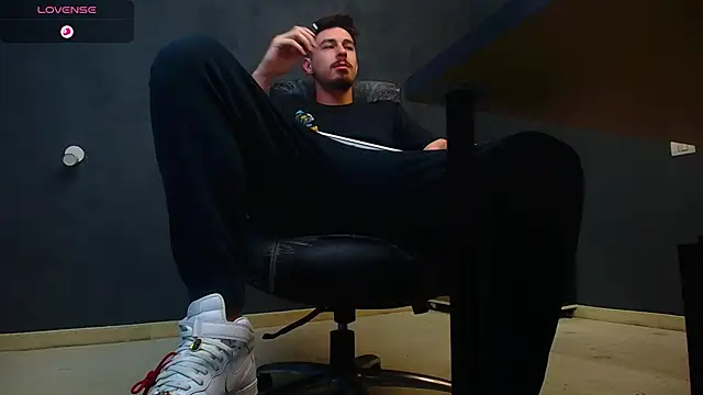 Snapshot of EnzoRace chatting on 10/12/25, 04:55 EnzoRace online show from 10/12/25, 04:55