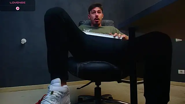 Snapshot of EnzoRace chatting on 10/13/25, 05:29 EnzoRace online show from 10/13/25, 05:29