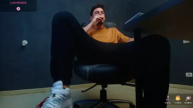 Snapshot of EnzoRace chatting on 10/14/25, 04:46 EnzoRace online show from 10/14/25, 04:46