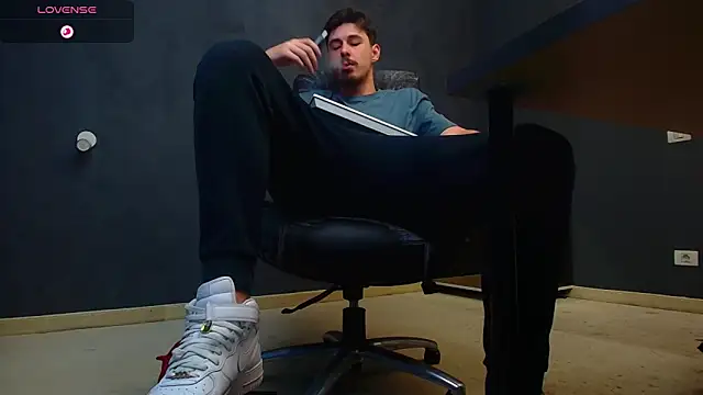 Snapshot of EnzoRace chatting on 10/15/25, 10:15 EnzoRace online show from 10/15/25, 10:15